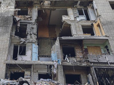 У Сумах рятувальники протягом дня працювали на місці удару російського КАБу по багатоповерхівці