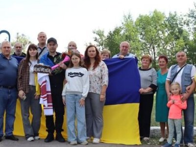 В містечку на Вінниччині урочисто зустріли земляка, який повернувся з полону