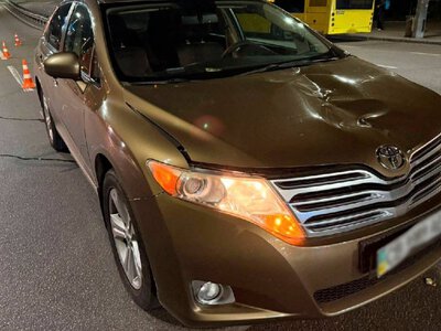 Перебігав дорогу: на Нивках у Києві Toyota збила пішохода, фото з місця події