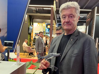 Порошенко опрацьовує поставку Україні літаків Super Tucano для боротьби з “шахедами”