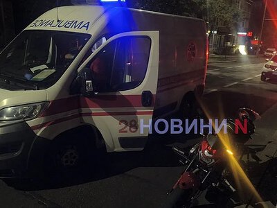 У центрі Миколаєва мотоцикл збив жінку: постраждалу забрала швидка