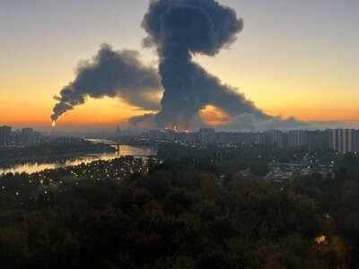 У Підмосков'ї після масованої атаки дронів спалахнули пожежі на НПЗ та горять склади