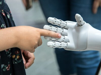 Ризик вимирання людства до 2030 року: чому розробники ШІ масово тікають із Anthropic та OpenAI (Відео)