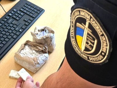 На Закарпатті митники виявили понад 6 кг срібла, захованого у кошику для сміття