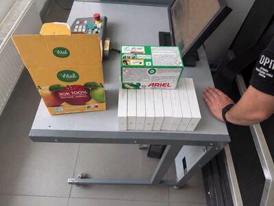 Жителька Хмельниччини намагалася провезти через кордон 10 незадекларованих iPhone 17 Pro