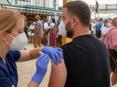 На Октоберфесті в Мюнхені пропонують щеплення від грипу та COVID-19 — Deutsche Welle