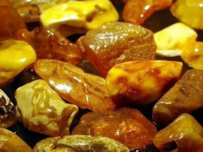 Бурштинова оборудка у Кременці: чоловік намагався продати майже 500 грамів “сонячного каменю”