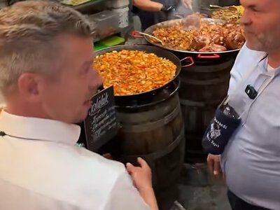 Прем’єра Угорщини Петера Мадяра облили вином на святі винограду (ВІДЕО)