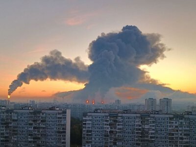 Масштабна пожежа палає від ранку: подробиці наслідків удару по Московському НПЗ