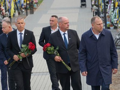 Влада Ужгорода разом з представниками міст-побратимів відвідали Пагорб Слави і вшанували полеглих