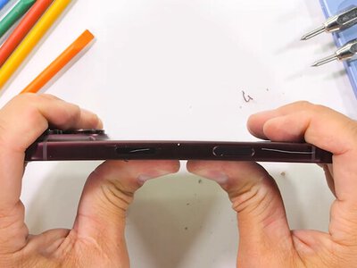 iPhone 18 Pro пройшов тест JerryRigEverything: екран став міцнішим, але одне слабке місце Apple не виправила