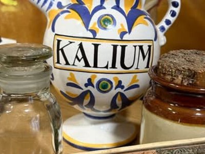 Старовинна сігнатура з аптеки Цорна в Одесі, з‘явилась в музеї на Вінниччині