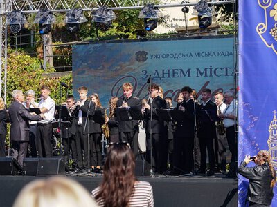 Майже 80 років музичної історії просто неба: в Ужгороді оркестр зіграв для містян до Дня міста
