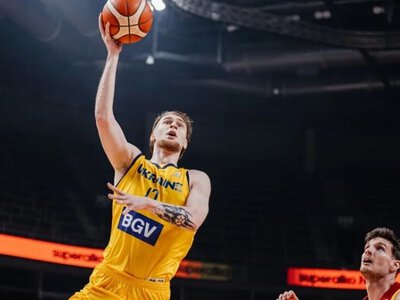 Гравець збірної України з баскетболу впевнено дебютував у Литві та допоміг своєму клубу перемогти