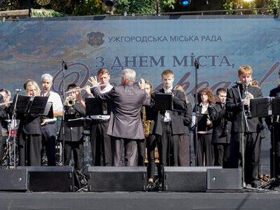 Майже 80 років музичної традиції: оркестр музичного коледжу виступив у центрі Ужгорода
