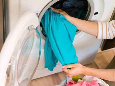 Гаряча вода зіпсує ці речі: 5 категорій одягу, які не можна прати таким способом 