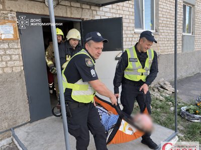 Рятувальники відкрили квартиру у Бердичеві та допомогли госпіталізувати чоловіка