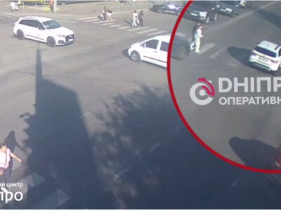 У Дніпрі на Калиновій хлопець на самокаті потрапив під колеса авто: момент ДТП потрапив на відео