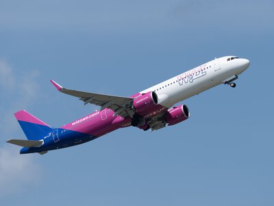 Ручна поклажа Wizz Air у 2026 році: що можна взяти без доплати