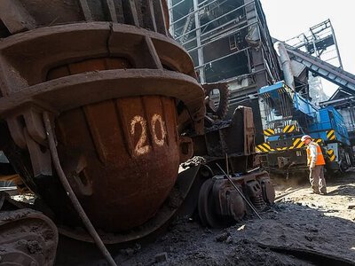 Заводи, які виробляли 90% сталі в Україні, простоюють після ударів, — FT