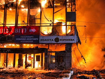 Росіяни атакували «Інтрейд» у Запоріжжі: торговельний центр палає після удару