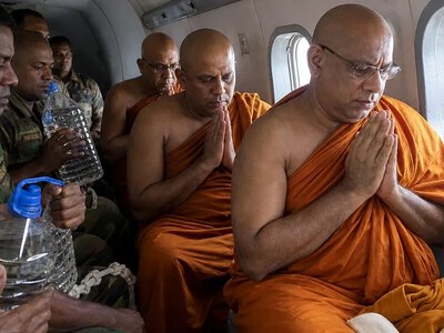 У Шрі-Ланці військові підняли в небо монахів для молитов про дощ — Dawn