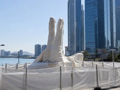 В Інчхоні скульптуру жесту любові накрили після скарг — Korea Herald