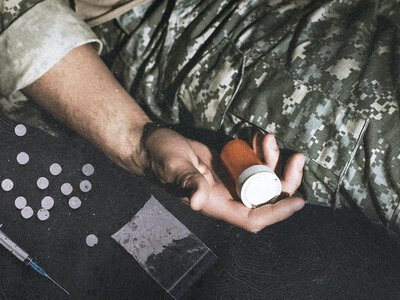 «Місяць не спав і різав руки». Чому залежні від тяжких наркотиків продовжують потрапляти у військо