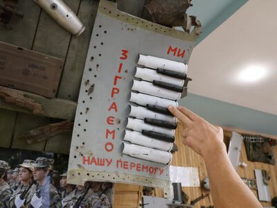 У Черкасах військовий створив музей російсько-української війни, де можна торкнутися експонатів руками