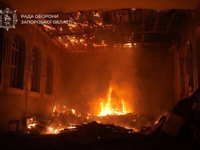 Російська атака на Запоріжжя пошкодила багатоповерхівки, освітній заклад і ТЦ, є постраждалі