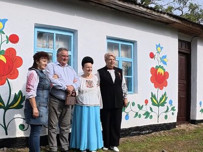 Ось як розмалювали хати у селі