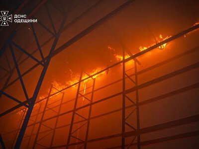 Одещина зазнала атаки рф: горіли склади мережі супермаркетів, Румунія піднімала винищувачі