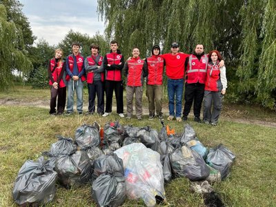 За чисте довкілля: шосткинська молодь прибрала берег Хімреактивівського ставка + Фото