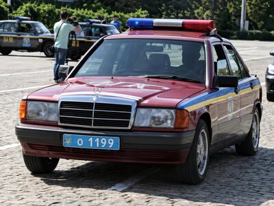Mercedes замість звичних «Жигулів»: в Мережі показали рідкісні патрульні авто української ДАІ