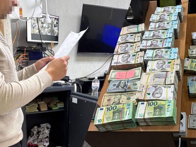 Через мережу «конвертів» могли пройти 23,5 млрд грн: БЕБ провело 50 обшуків