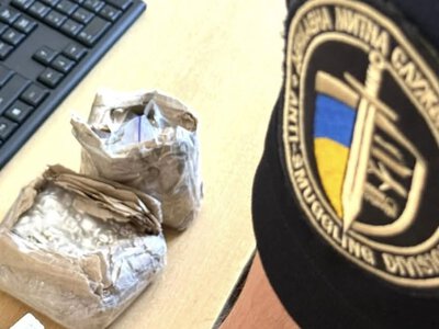 На Закарпатті водій заховав 6 кг срібла у кошику для сміття (ФОТО)