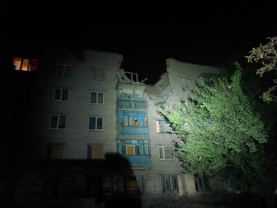 У Слов’янську російський удар зруйнував частину багатоповерхівки: під завалами залишається людина