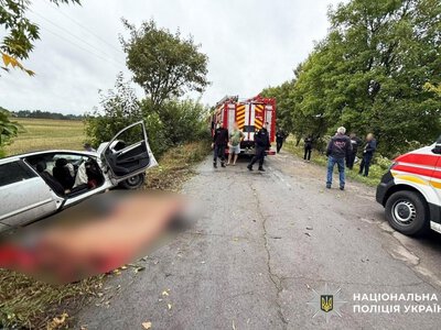 На Костопільщині автомобіль з’їхав у кювет і врізався в дерево: загинули двоє людей