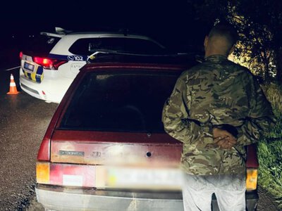 Поблизу Бармаків патрульні зупинили викрадений автомобіль