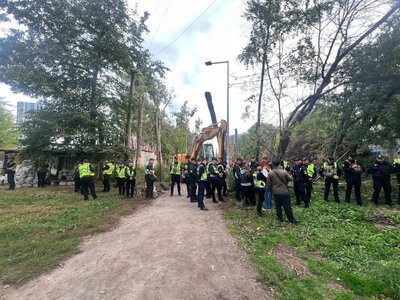 На Теремках поліція прокладає шлях для теплотраси зі знесенням 100-річних дубів