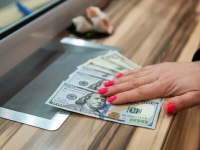 Готівковий долар може сягнути 44,8 грн: скільки українці заплатять за 100 доларів