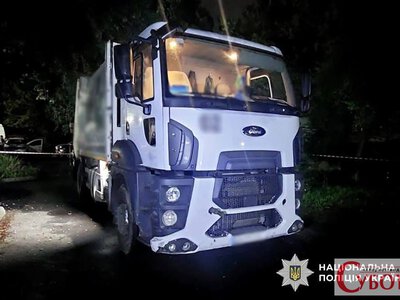 У Житомирі сміттєвоз наїхав на 23-річну жінку: вона загинула