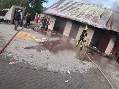 На Сарненщині пожежа знищила покрівлю та перекриття господарської будівлі