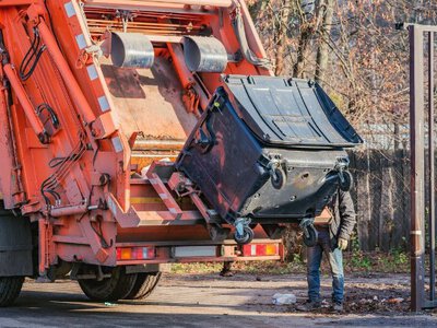 Бампер за 200 тисяч комунальники прийняли за сміття: курйозна історія в Одесі