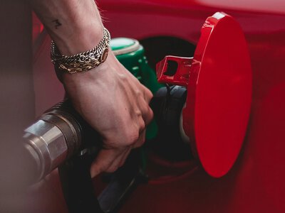Пальне пригальмувало подорожчання за вихідні - огляд цін на бензин та дизель в Україні