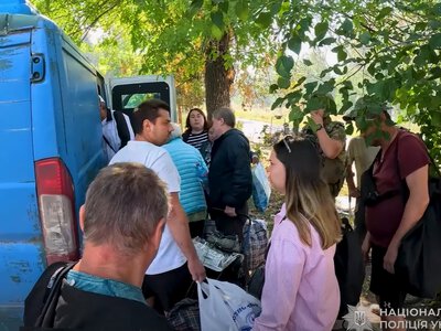 Вивезли поранених та маломобільних: правоохоронці евакуювали людей із Дружківки (відео)