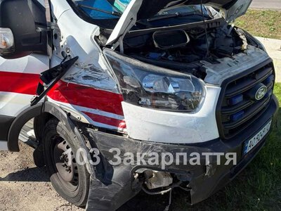 Карета 103 везла важкого пацієнта, коли сталася ДТП: на Закарпатті зіткнулася швидка