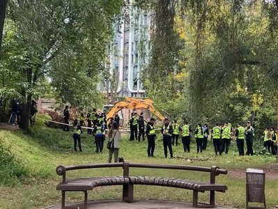 Попри обіцянки КМДА: на Теремках знову рубають дерева, а Муніципальна охорона силоміць відтягує протестувальників