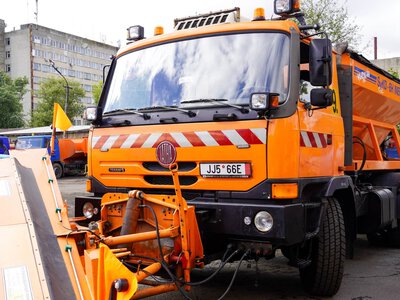 Чеські партнери передали Ужгороду техніку для прибирання снігу