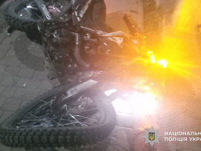 На Борщівщині мотоцикліст врізався у припарковану Mazda: водія госпіталізували